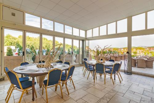 ECO Therma Village - All inclusive & Private Beach & Free Parkingにあるレストランまたは飲食店