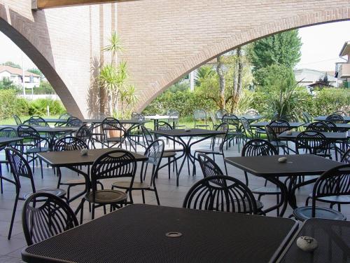 A restaurant or other place to eat at Ariete