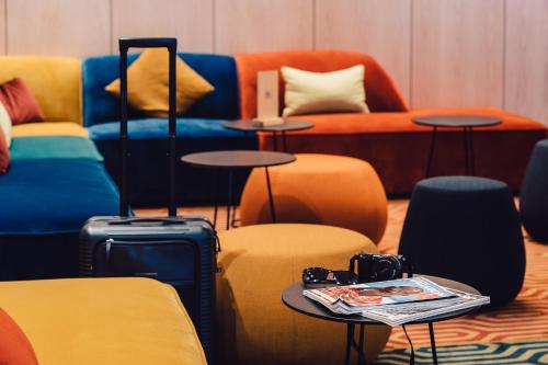 um quarto com mobiliário colorido e uma mesa com uma câmara em ProfilHotels Richmond em Copenhague