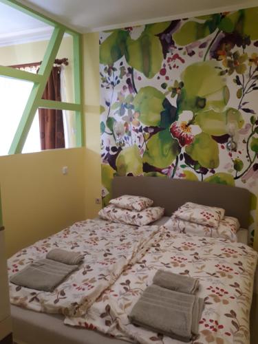 A bed or beds in a room at Rozmaring Apartmanok
