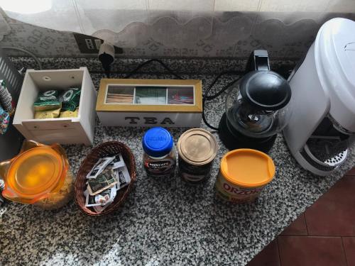 een groep levensmiddelen die bovenop een toonbank zitten bij La Lanterna di Lida e Beppe in Pisa