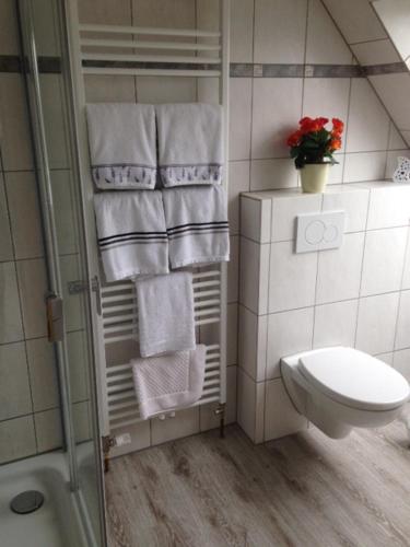 a bathroom with a shower and a toilet and towels at Ferienwohnung Kremer in Cuxhaven
