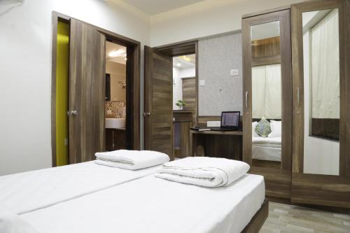 เตียงในห้องที่ Emerald Vista Luxury Suites