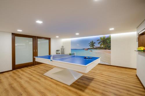 uma casa de banho com uma banheira azul e branca num quarto em BestVillas Apúlia Relax em Esposende