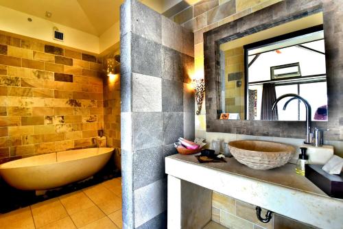 y baño con bañera, lavamanos y bañera. en Glamping Resort Yokabushi en Isla Ishigaki