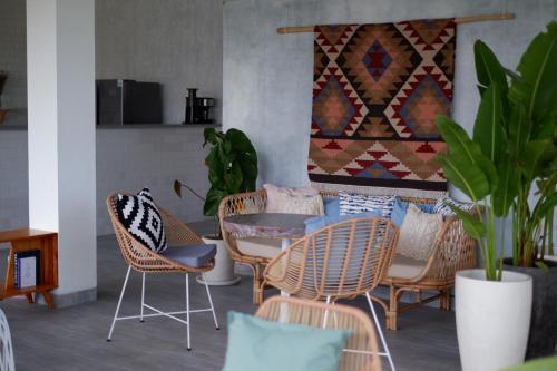 Un grupo de sillas y una mesa en una habitación. en The Sloth Bali, en Canggu