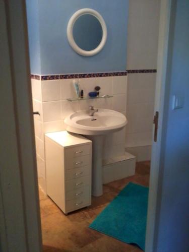une salle de bain avec un lavabo et un miroir dans l'établissement Maison Flamingo, à Saint-Geniès-de-Fontedit