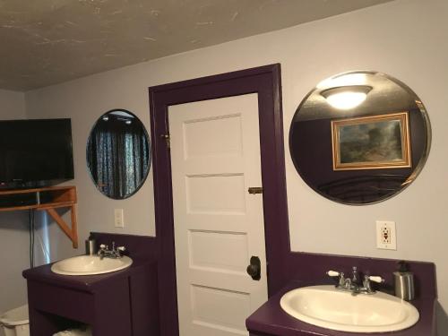 Baño con 2 lavabos y espejo en Nisku Guest House, en Nisku