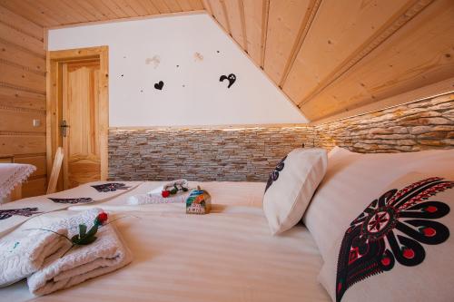 a bedroom with two beds in a room at Domki Pod Jemiołą in Zakopane