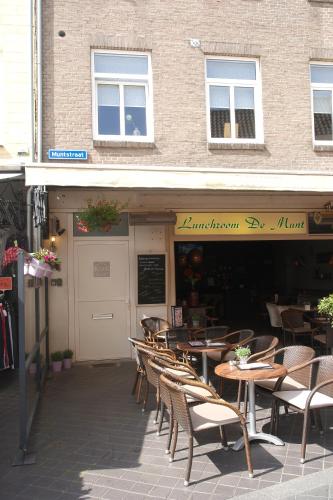A restaurant or other place to eat at Boven de ijsjes