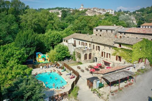 einen Luftblick auf ein Resort mit einem Pool in der Unterkunft Le Moulin D'onclaire Camping et chambres d'hôtes in Coux