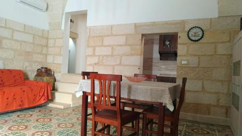 une salle à manger avec une table et des chaises dans une pièce dans l'établissement La terrazza sul castello, à Palmariggi