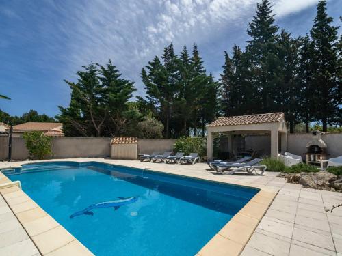 uma piscina com um tubarão na água em Luxury villa with private pool em La Courbe