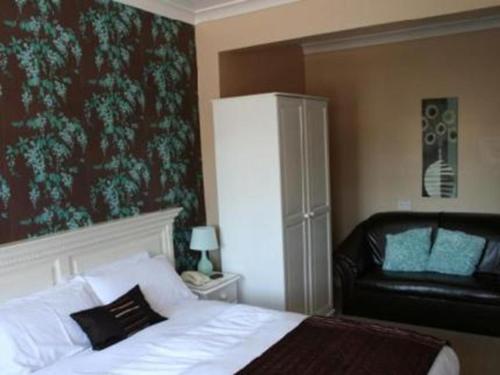 Katil atau katil-katil dalam bilik di Beverley Inn & Hotel