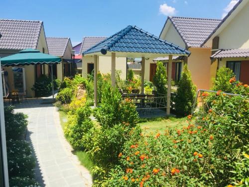 a row of houses with a garden at Aloha Bình Tiên-Thôn Bình Tiên, Công Hải, Thuận Bắc, Ninh Thuận, Việt Nam in Phan Rang