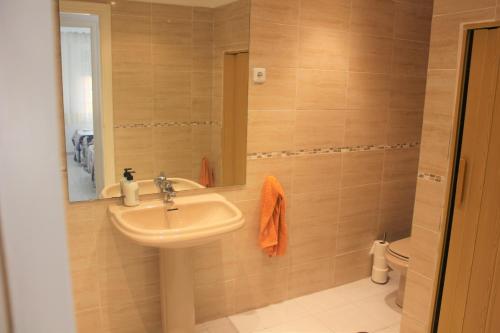 bagno con lavandino e specchio di Playa Golf Vip a Benalmádena