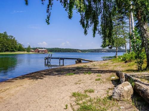 eine Anlegestelle am Ufer eines Sees in der Unterkunft Holiday Home Isokoskelo 5 by Interhome in Strandby