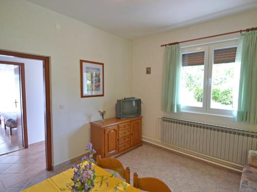 Televízia a/alebo spoločenská miestnosť v ubytovaní Apartment Vesela-1 by Interhome
