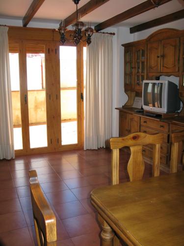 a living room with a table and a microwave at Casa Rural Arturo I in Sahagún