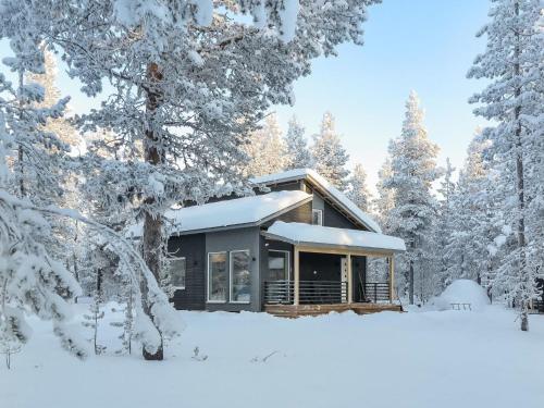 uma cabana na floresta na neve em Holiday Home Pallaskieppi by Interhome em Kyrö