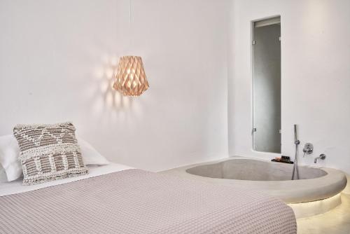 Postel nebo postele na pokoji v ubytování Naxian Utopia | Luxury Villas & Suites