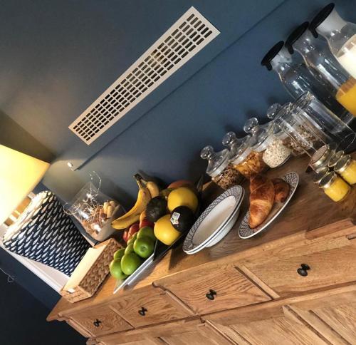 un bancone con un mucchio di frutta sopra di The Bosk @ Breamish Valley Cottages a Ingram