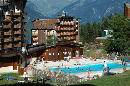 a large swimming pool in front of a hotel at Saboia in La Tania