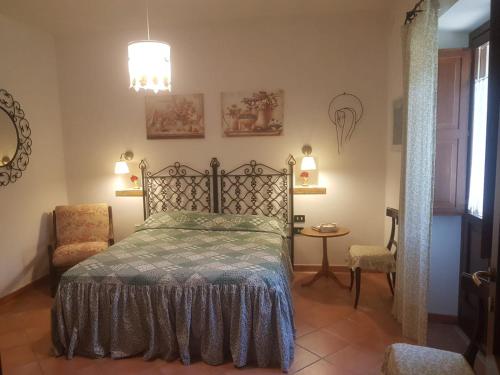 a bedroom with a bed and a chair and a table at Antica Tenuta in Balsorano Nuovo