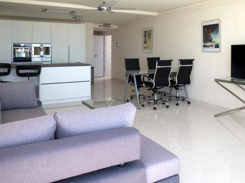 FRONT PORT LINE SLEEPS 6