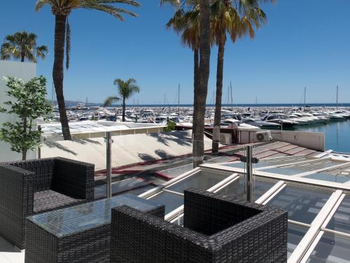 FRONT PORT LINE SLEEPS 6