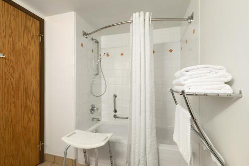 Phòng tắm tại Super 8 by Wyndham Yellowknife