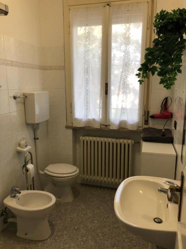łazienka z toaletą i umywalką w obiekcie Gene Holiday Home w Rawennie