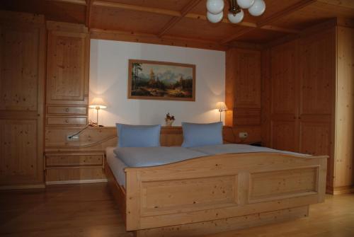 Tempat tidur dalam kamar di Hotel Zum Granitzl