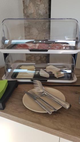 a drawer with a plate and utensils on a table at B&B Vistalago in Toscolano Maderno