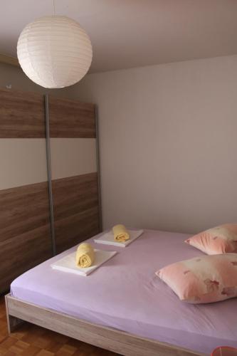 1 dormitorio con 1 cama con 2 toallas en Apartment Stan Zadar en Zadar