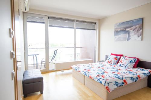 una camera con un letto e una grande finestra di City center apartment Aida a Pärnu