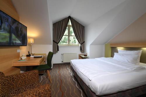 Una cama o camas en una habitación de Landhotel Schnuck