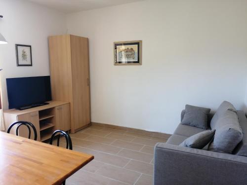 ein Wohnzimmer mit einem Sofa und einem Tisch in der Unterkunft Apartments Bako Komiza in Komiža