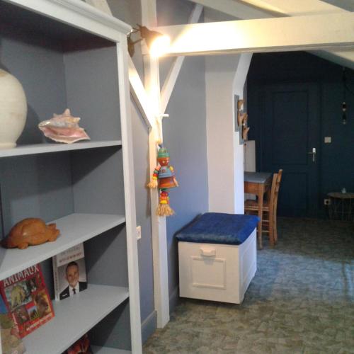 a room with a book shelf and a table at Le Coq en pâte in Romilly-sur-Seine