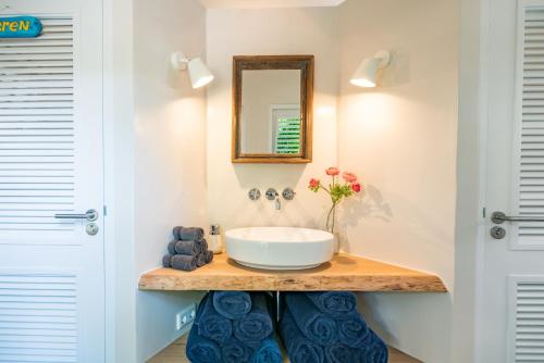 W łazience znajduje się umywalka i lustro. w obiekcie Sirena Bay Estate w mieście Willemstad