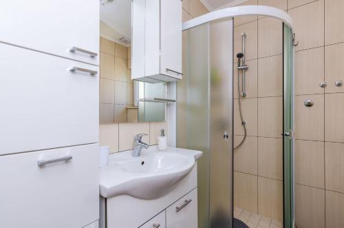Apartment Three Olives في موكوسيكا: حمام مع حوض ودش