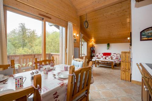 a kitchen and dining room with a table and chairs at Apartment Le Kandahar in Les Houches