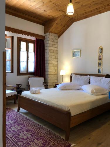 ein Schlafzimmer mit einem großen Bett in einem Zimmer in der Unterkunft Hotel Gjirokastra in Gjirokastër