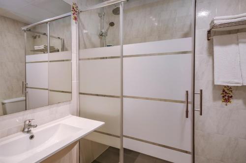 a bathroom with a sink, toilet and bathtub at Hotel Niza in Salou