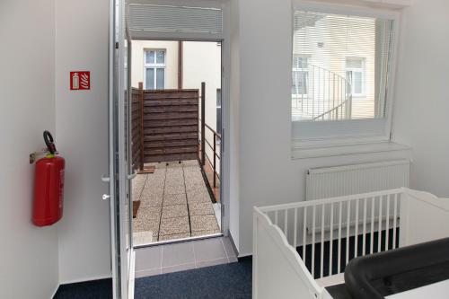 Habitación con una puerta que da a un balcón. en Žižkov Cosy Studio Apartments en Praga