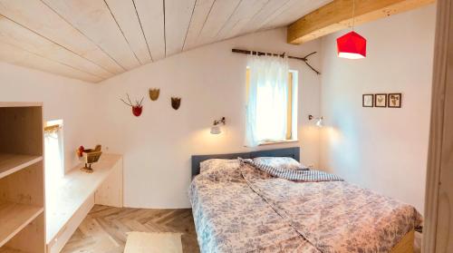 Schlafzimmer mit einem Bett und einem Fenster in der Unterkunft B&B Mad Mountain in Robidišče