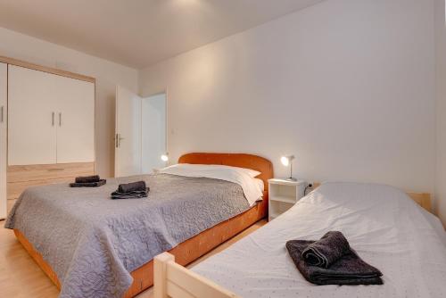 sypialnia z 2 łóżkami i ręcznikami w obiekcie Apartments Aldo w mieście Banjole
