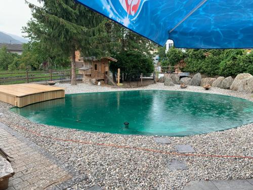 una pequeña piscina de agua en un cementerio en Berghof Zillertal, en Fügen