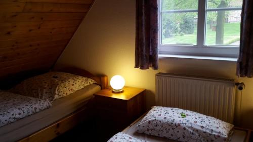 Ein Bett oder Betten in einem Zimmer der Unterkunft Kreugers Hof