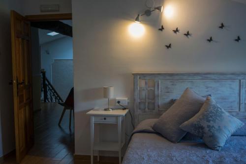 a bedroom with a bed with stars on the wall at Hostal Caseria San José de Hutar in Hútar